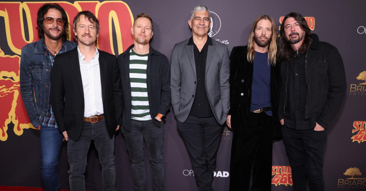 Foo Fighters poserer til fotografier ved et arrangement