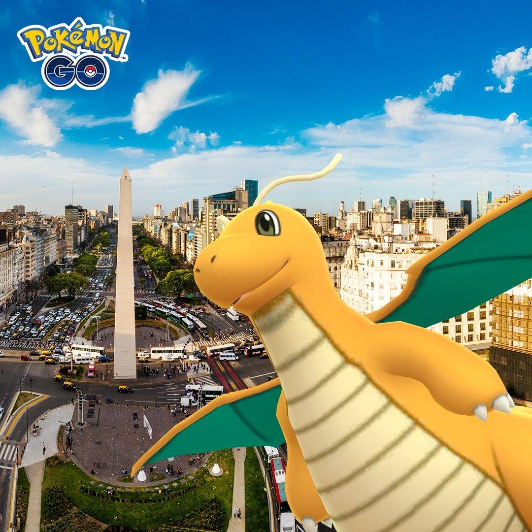 Pokémon GO の都市の前にあるドラゴナイト。