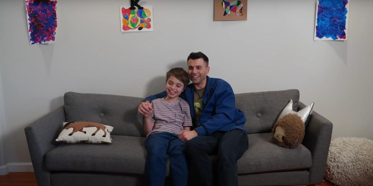 Mark Rober und sein Sohn im YouTube-Video „Die Wahrheit über meinen Sohn“.