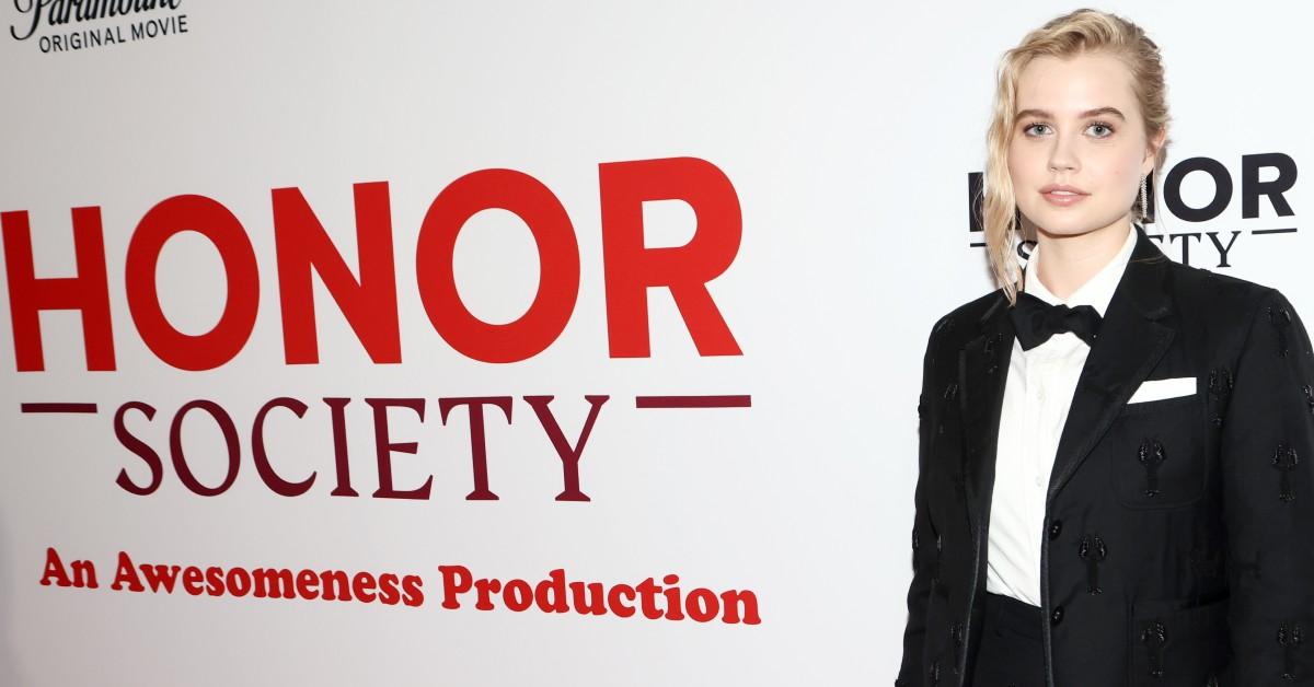 Angourie Rice, gekleidet in einen schwarzen Smoking, nimmt 2022 an der LA-Premiere von „Honor Society“ teil 