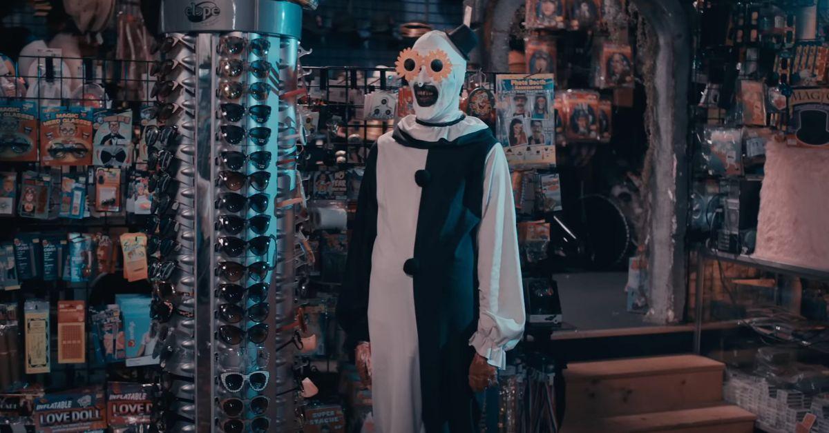 《恐怖分子 2》中的小丑戴着墨镜在商店里画画