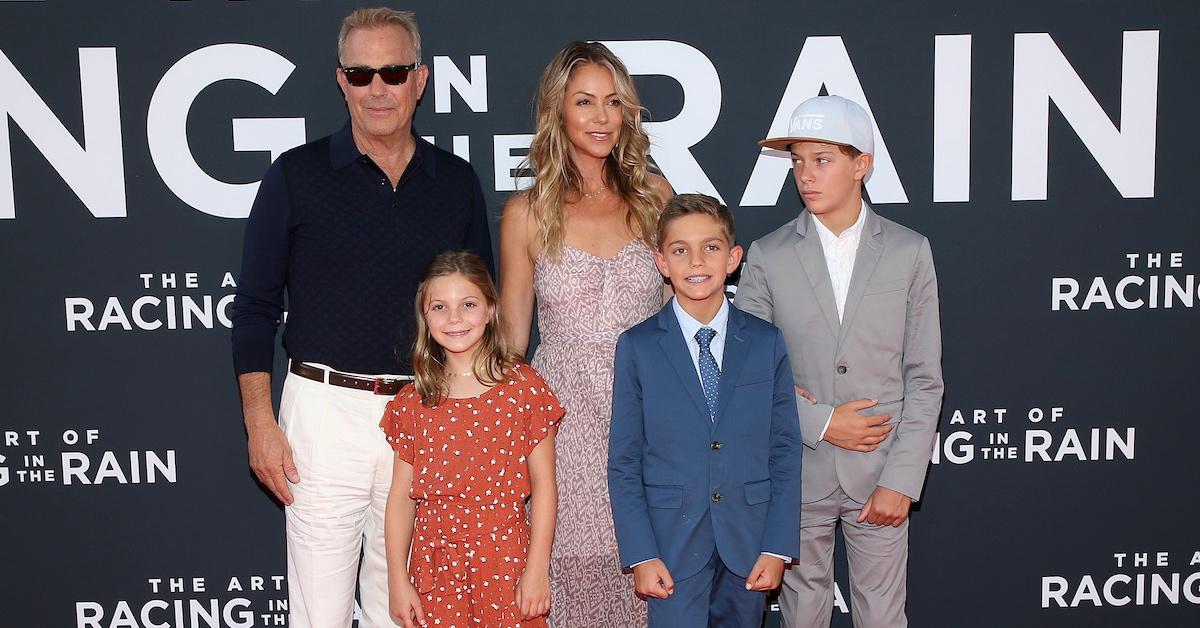 Kevin Costner e Christine Baumgartner con i figli Grace Avery, Hayes Logan e Cayden Wyatt sul tappeto rosso nel 2019