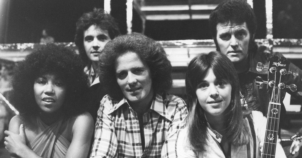 1975 年 9 月 2 日: ロンドン ウィークエンド テレビジョンの「スーパーソニック」。 左から右へ、一番上の行。  David Essex、Alvin Stardust、最前列。 リンダ・ルイス、ギルバート・オサリバン、スージー・クアトロ