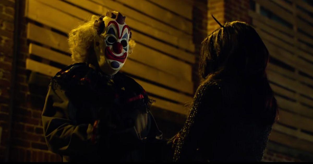 在“闹鬼”中戴着小丑面具的人