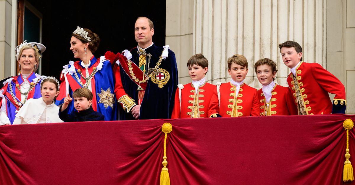 ソフィー、エジンバラ公爵夫人、シャーロット王女、ルイ王子、ケイト・ミドルトン、ウィリアム王子、オリバー・チョルモンデリー卿、ジョージ王子、ニコラス・バークレー、ラルフ・トレマッシュ。2023 年 5 月 6 日の戴冠式の間、バッキンガム宮殿のバルコニーで。