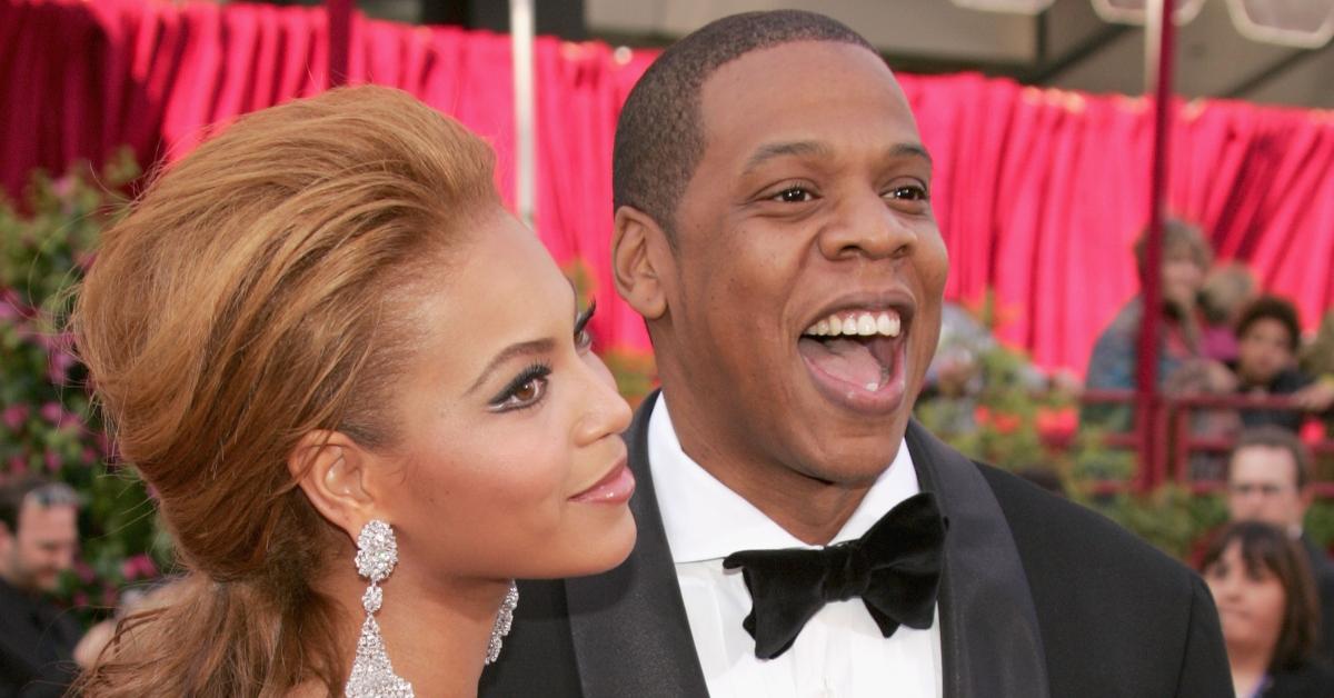 Beyonce sorride mentre Jay Z ride alla 77a edizione degli Academy Awards al Kodak Theatre il 27 febbraio 2005.