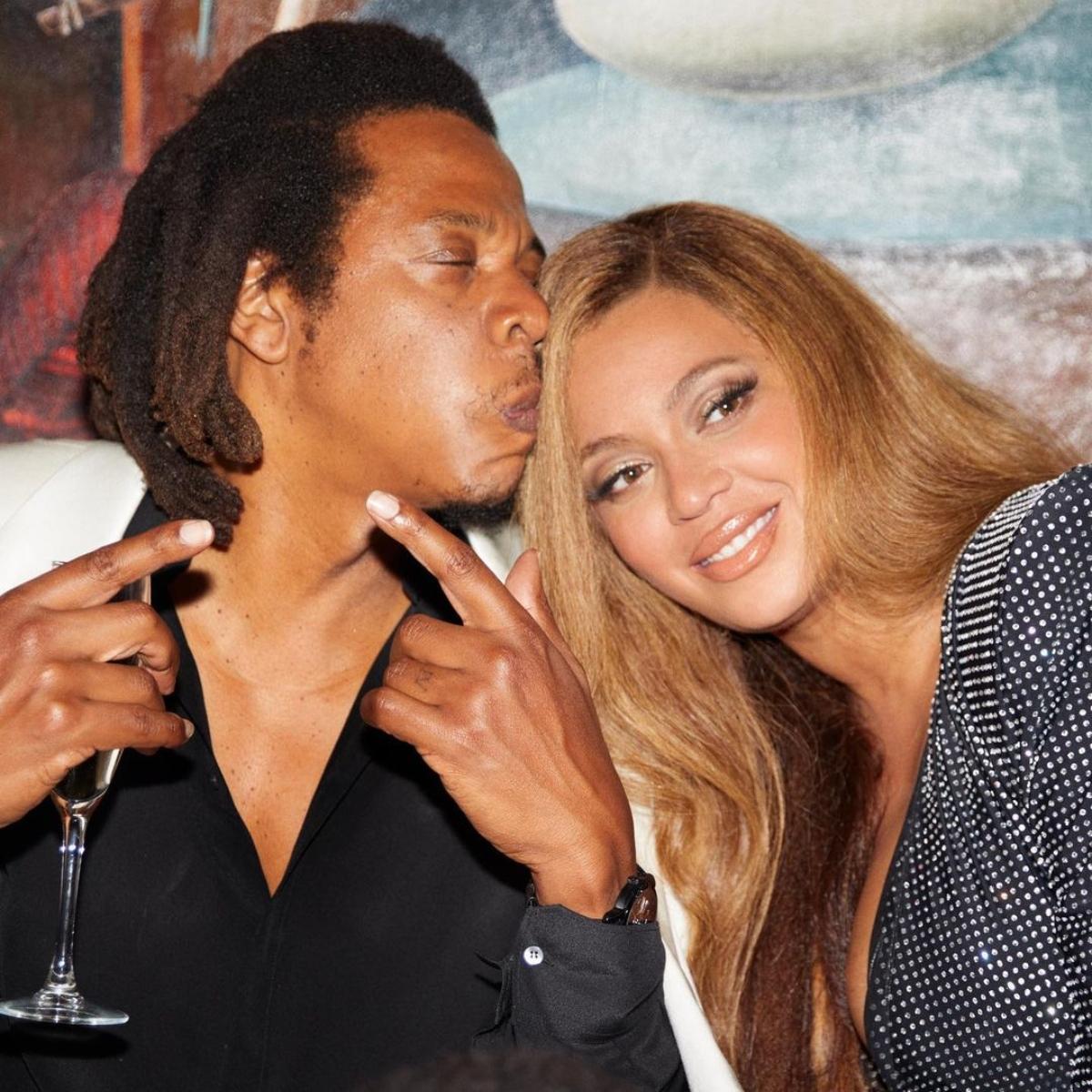 Jay Z tiene in mano lo champagne mentre bacia Beyoncé sulla fronte.