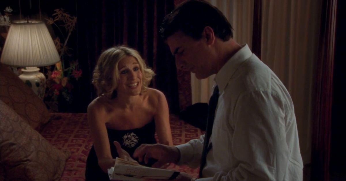 (lr): Sarah Jessica Parker dans le rôle de Carrie parlant à Chris Noth dans le rôle de Big pendant qu'il lit son livre.