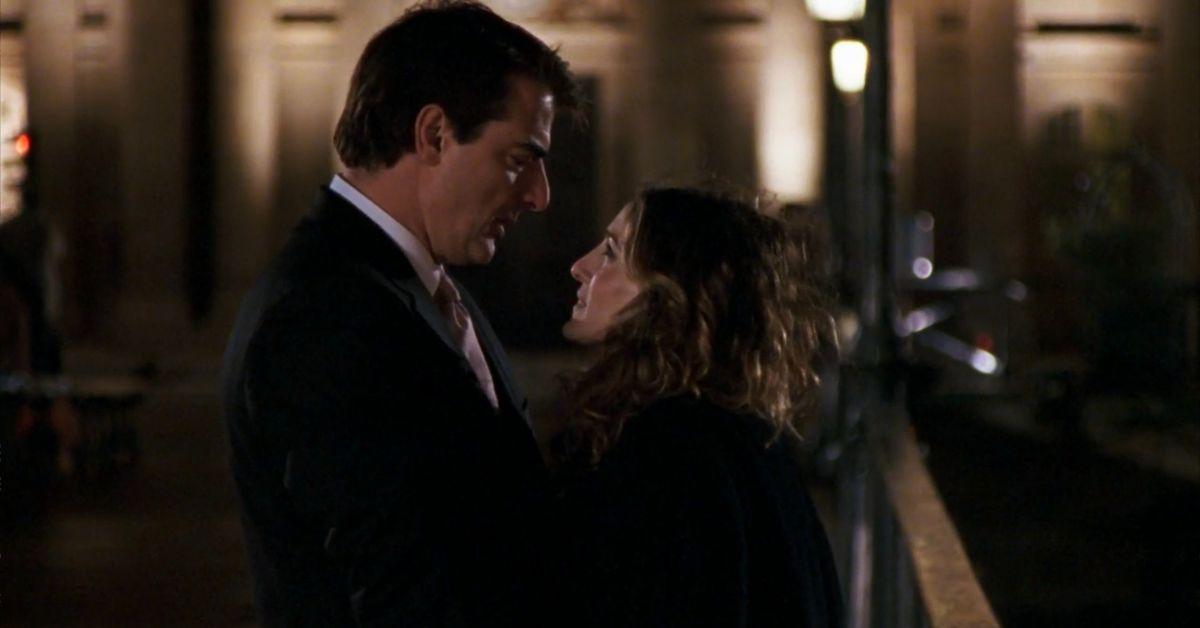 （左）：克里斯·诺斯在巴黎拥抱莎拉·杰西卡·帕克饰演嘉莉。