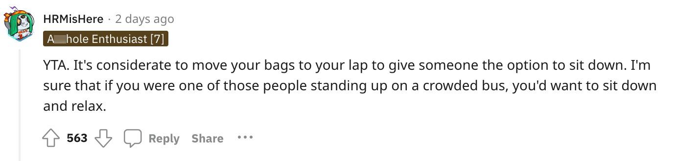 Redditor 说： "YTA。 将您的行李移到您的腿上以让其他人可以选择坐下是体贴的。 我敢肯定，如果您是站在拥挤的公共汽车上的那些人中的一员，您会想坐下来放松一下。"