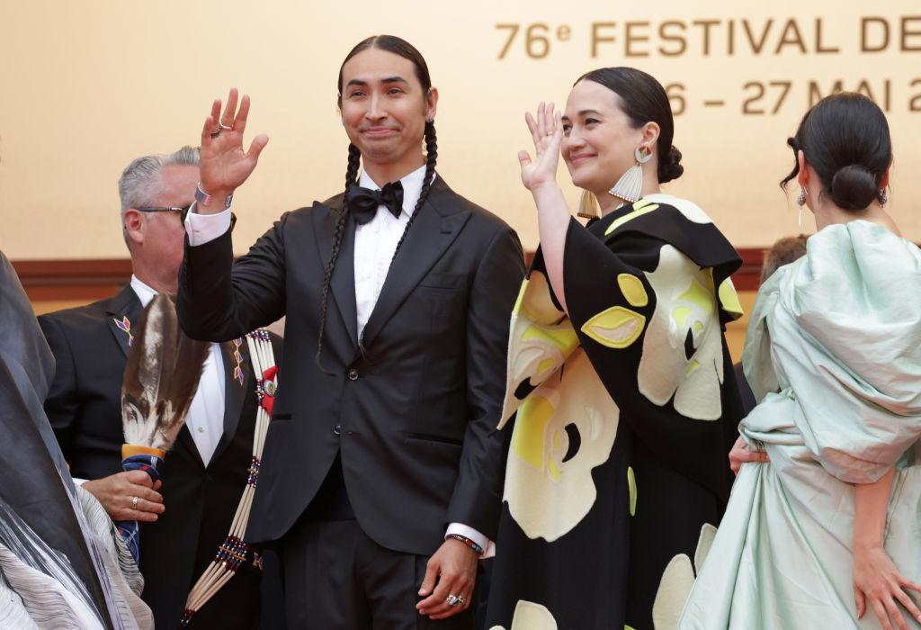 (LR) Tatanka Means e Lily Gladstone participam do tapete vermelho "Killers Of The Flower Moon" durante o 76º festival anual de cinema de Cannes no Palais des Festivals.Ω 