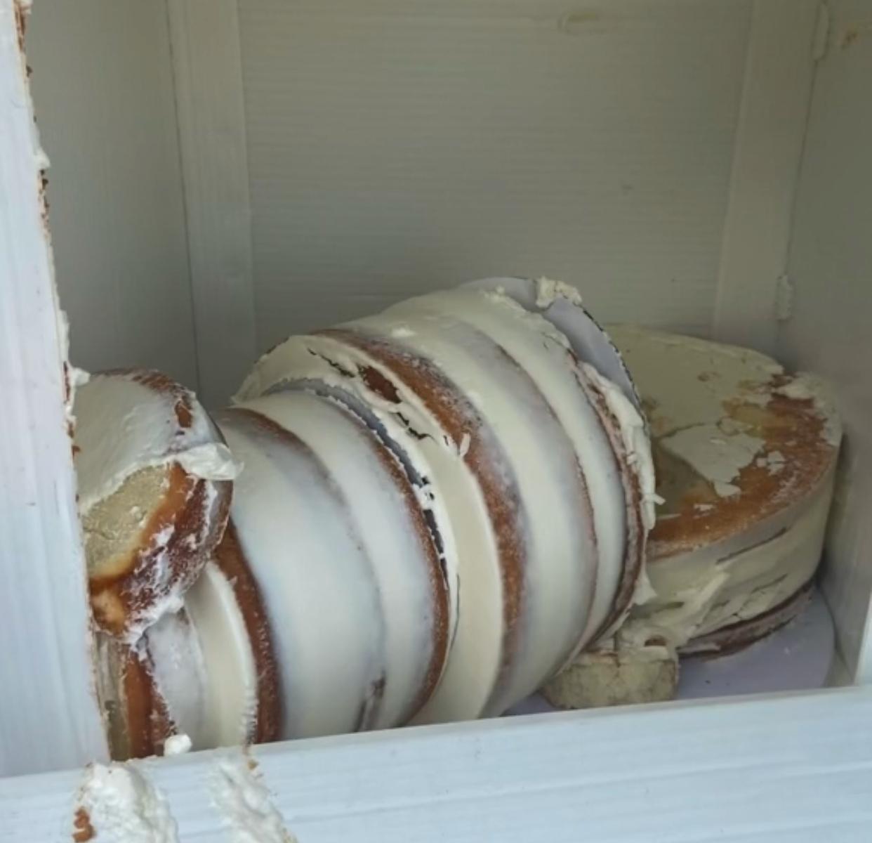 torta nuziale arruffata in una scatola isolata