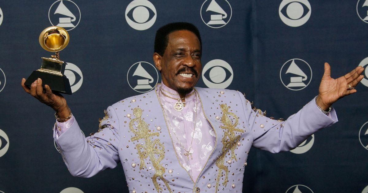 Ike Turner souriant et tenant un Grammy en février 2007.
