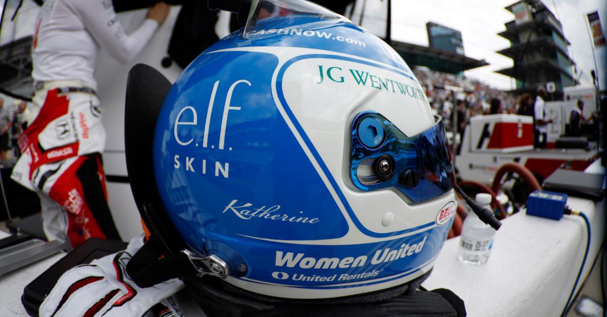 O capacete de Katherine Legge apresenta seus patrocínios, incluindo pele de elfo.