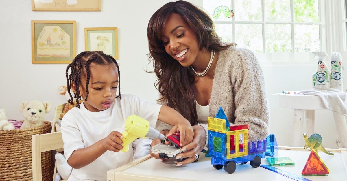 Kelly Rowland e seu filho brincando com brinquedos