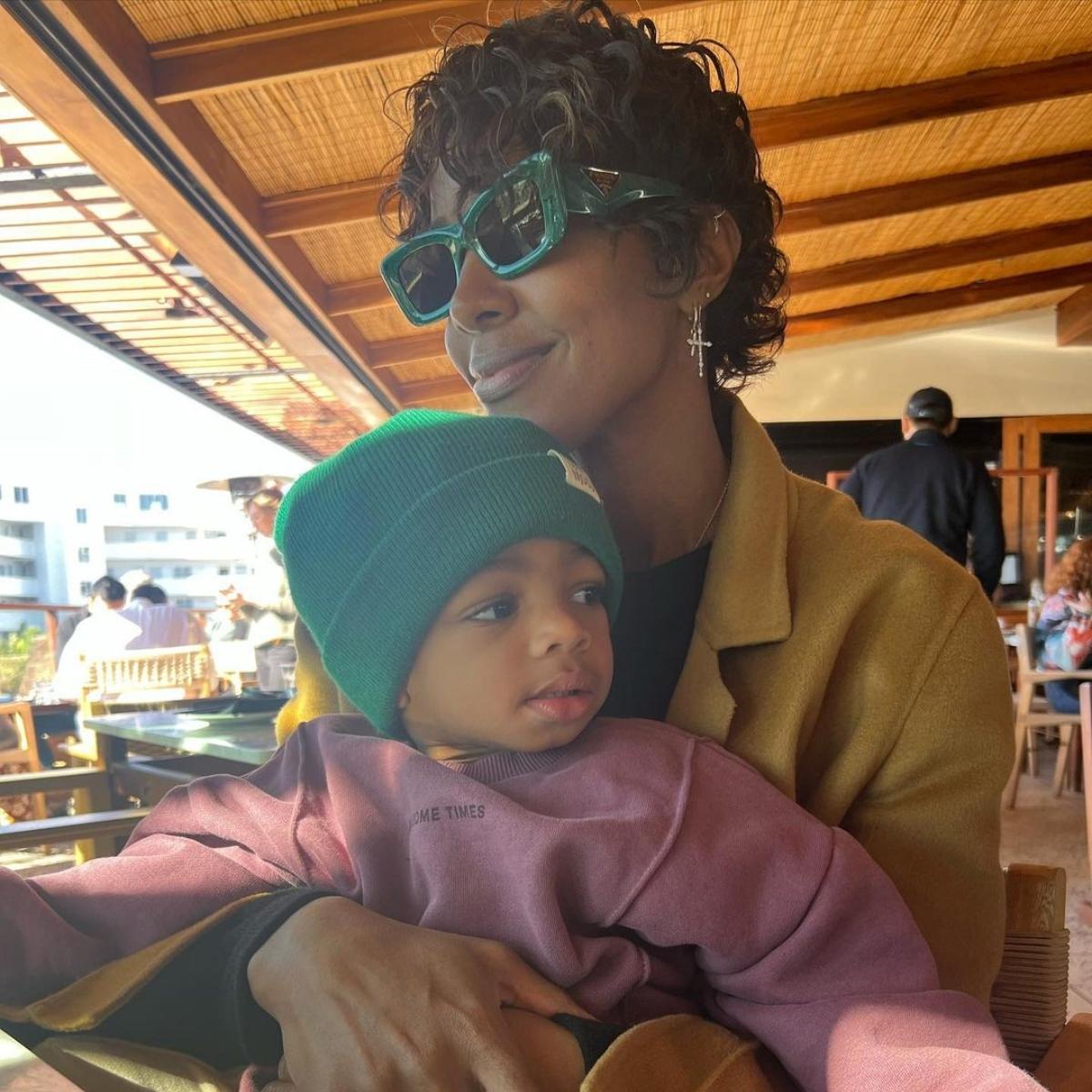 Kelly Rowland e seu filho Noah Weatherspoon posam para uma foto juntos.