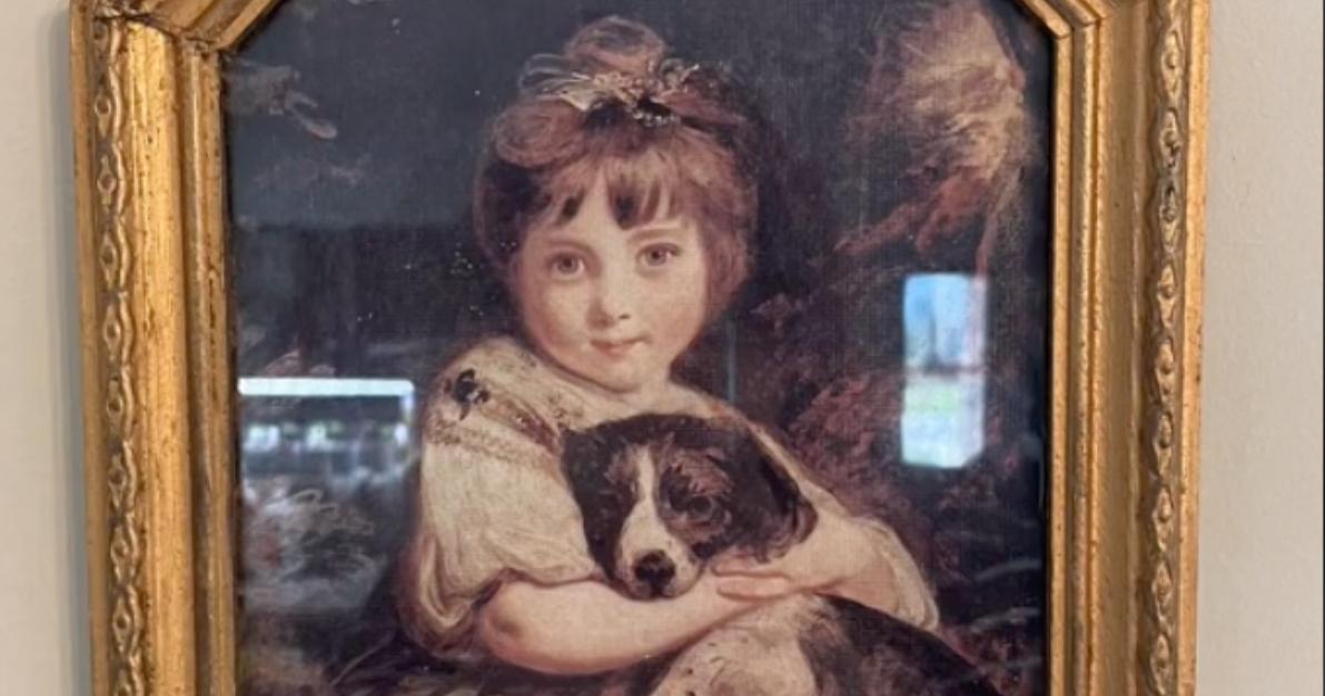 在@olivebranchcottage 的家居装饰测验 TikTok 中，一个小女孩抱着一只小狗的照片。 