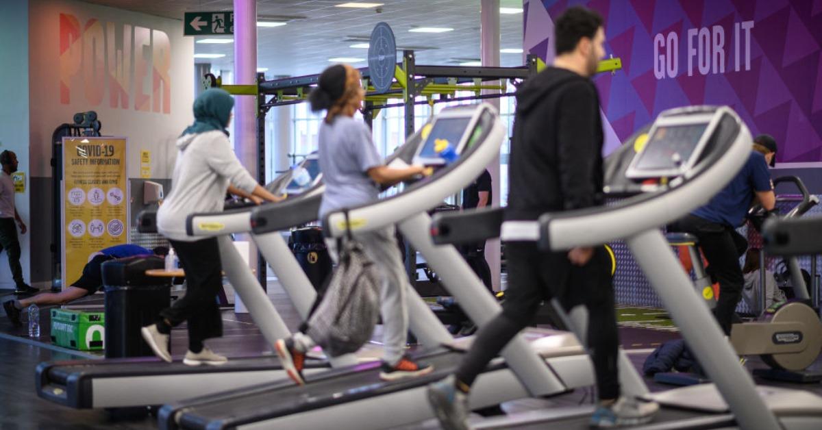 2020 年 12 月 2 日，英国伦敦，在最近一次封锁结束后重新开放的第一天，人们在肯辛顿休闲中心的一个健身区使用跑步机。