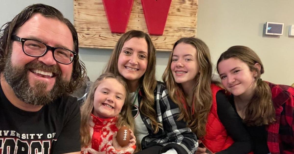 Rutledge Wood, Rachel Wood e le loro tre figlie sorridono per un selfie natalizio.