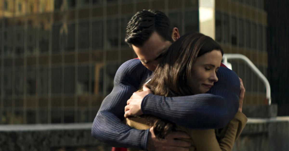 Superman e Lois si abbracciano nella terza stagione di 