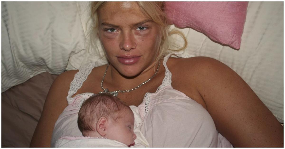 Anna Nicole Smith relaxando com sua filha bebê, Dannielynn Birkhead.