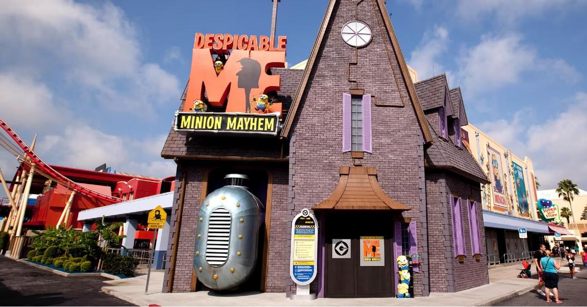 Das Äußere des Minion Mayhem-Fahrgeschäfts in den Universal Studios Florida 