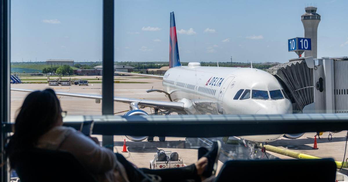   Ein Passagier wartet am 13. April 2023 in Austin, Texas, in der Nähe eines Delta Air Lines-Terminals am Austin-Bergstrom International Airport.