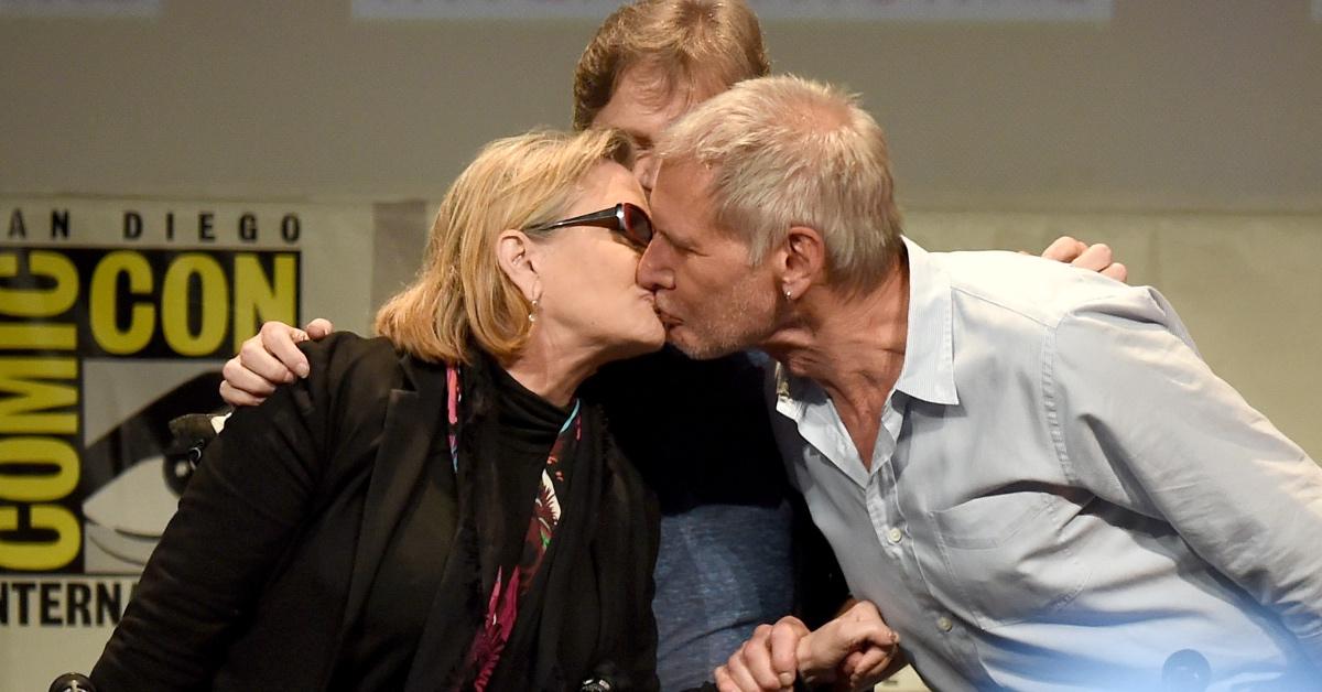 Mark Hamill incoraggia un bacio tra Carrie Fisher e Harrison Ford al Comic-Con di San Diego.