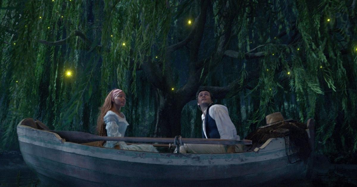 Ariel e il principe Eric su una barca a remi nel remake live-action de 'La Sirenetta'