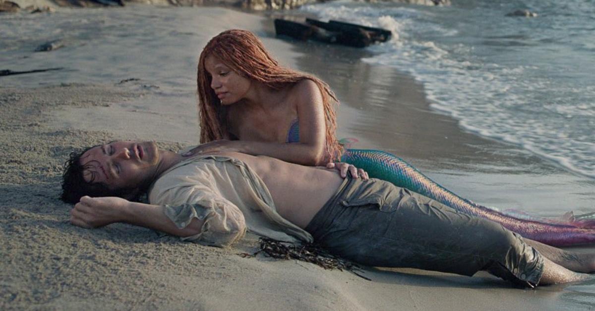 Ariel (Halle Bailey) salva Eric (Jonah Hauer-King) da un terribile naufragio. 