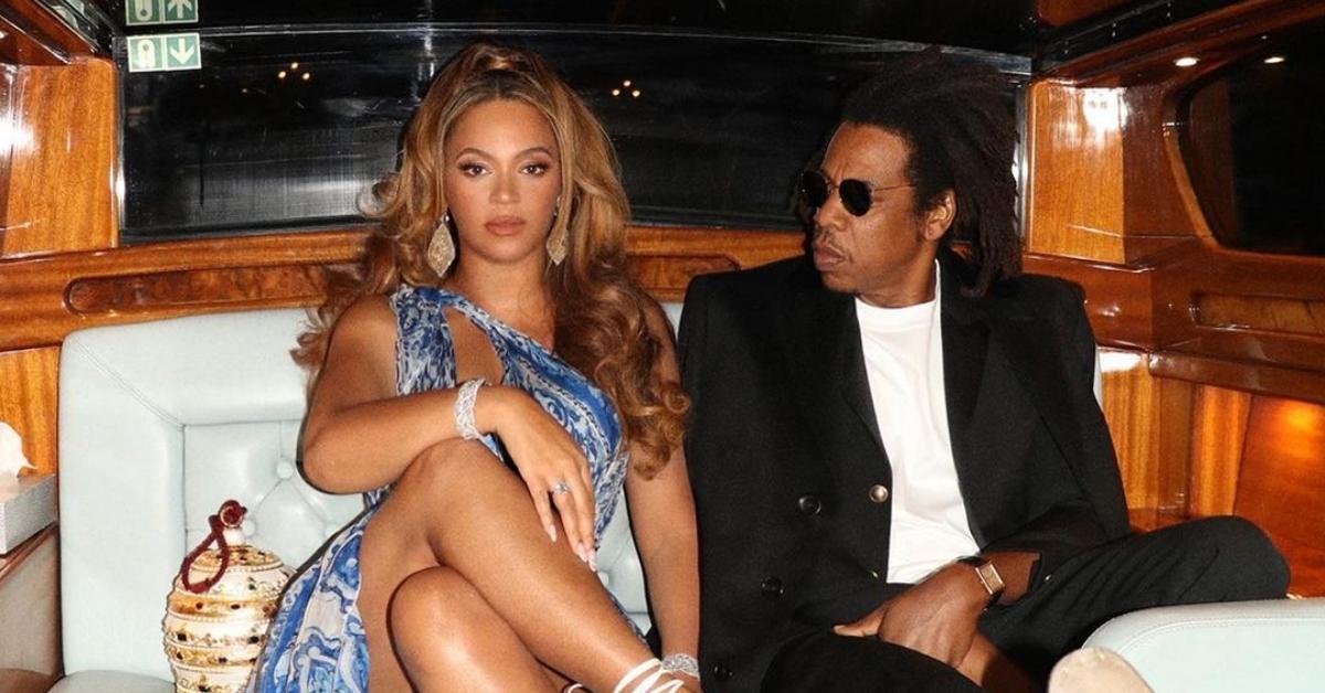Beyonce incrocia le gambe e si siede accanto a Jay Z in un'auto di lusso.