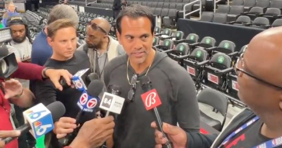 Erik Spoelstra, técnico do Miami Heat, falando aos dirigentes sobre a lesão no tornozelo de Gabe Vincent em 25 de maio de 2023.