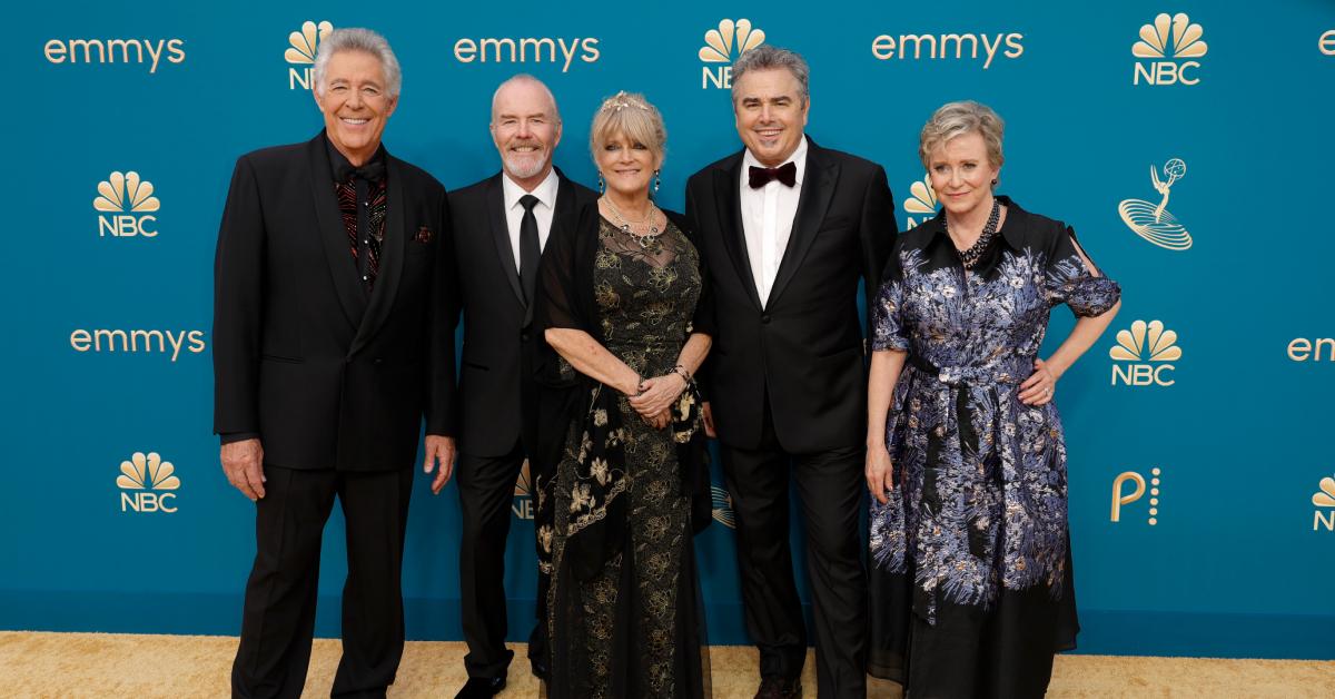 (LR) Barry Williams, Mike Lookinland, Susan Olsen, Christopher Knight ed Eve Plumb si riuniscono agli Emmy del 2022