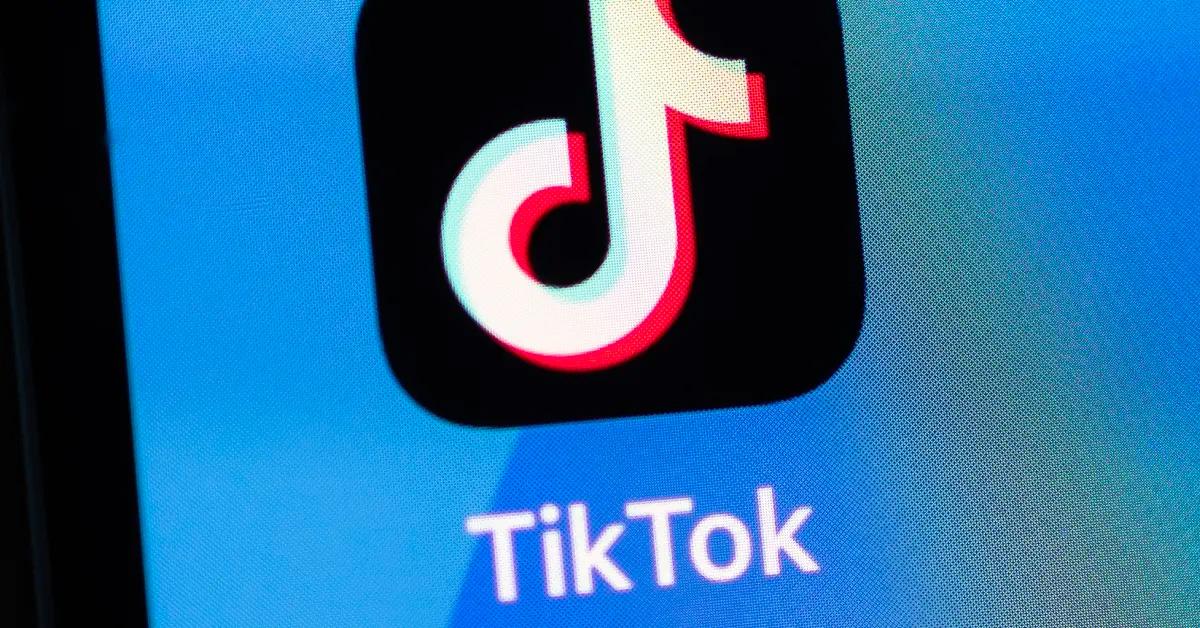 携帯電話の画面にある TikTok のロゴ。