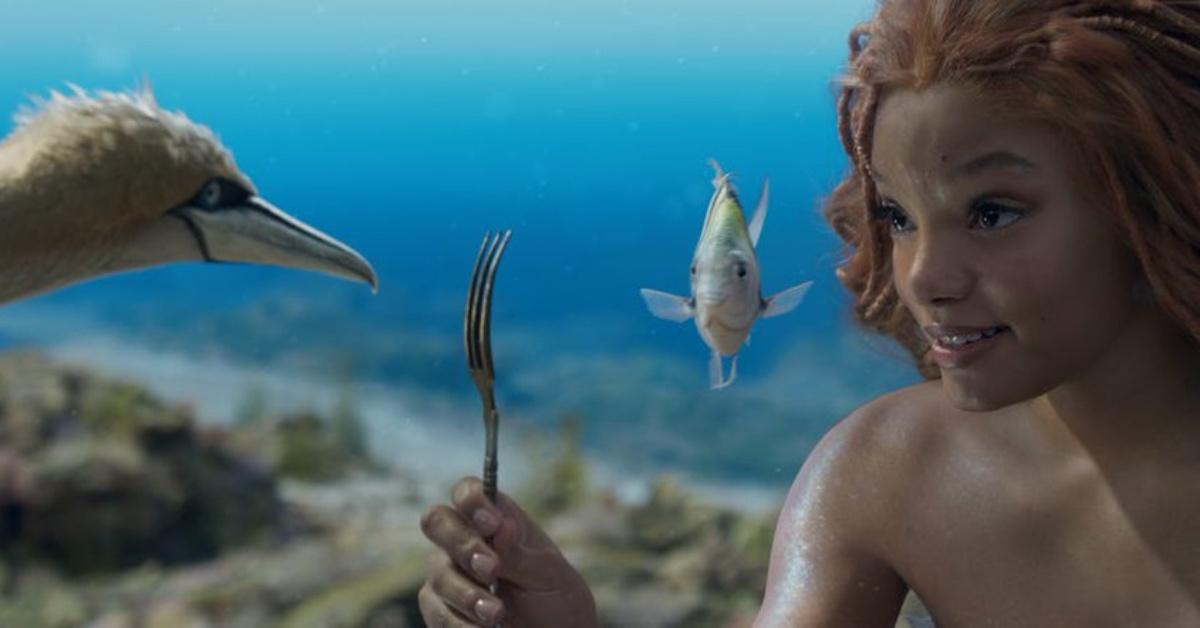 Scuttle e Ariel em uma cena subaquática de 'A Pequena Sereia' (2023).