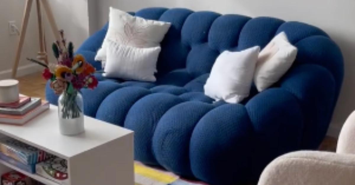 tiktok 女人在人行道上发现昂贵的蓝色沙发