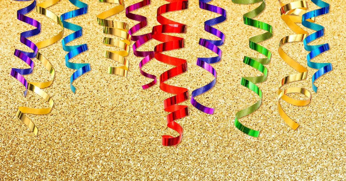 serpentina colorida sobre fundo dourado brilhante.  decoração de festa