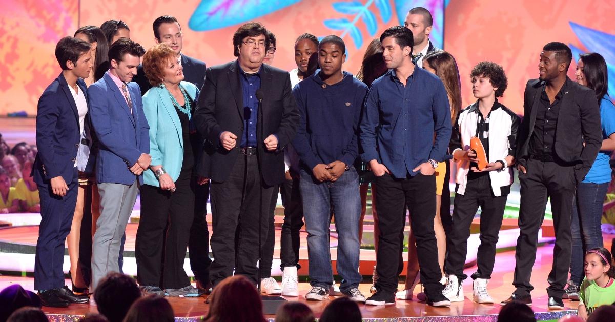 Författaren/producenten Dan Schneider (C) tar emot Lifetime Achievement Award på scenen med skådespelare från sina shower under Nickelodeons 27:e årliga Kids' Choice Awards mars 2014