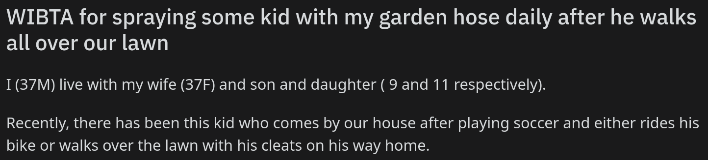 mürrischer Vater besprüht Kind mit Gartenschlauch