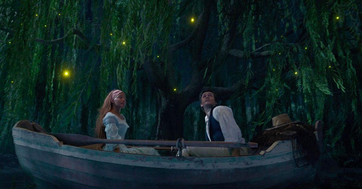 《小美人鱼》中埃里克王子和爱丽儿在船上。 