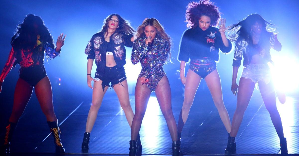 Beyoncé se produisant aux MTV VMA 2014 avec Ashley Everett à sa droite dansant 
