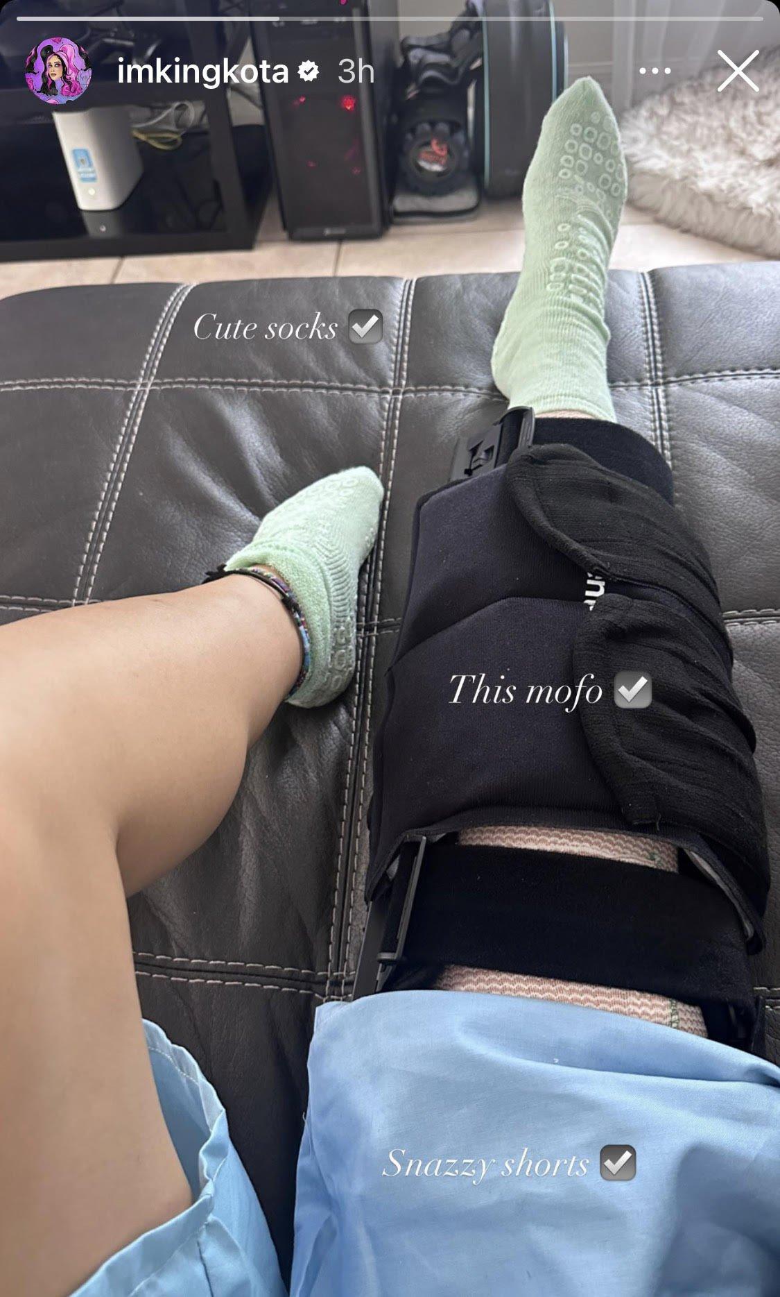 达科塔 (Dakota) 于 2023 年 5 月 23 日在她的 Instagram 故事中分享了一张膝关节前交叉韧带手术后的照片。