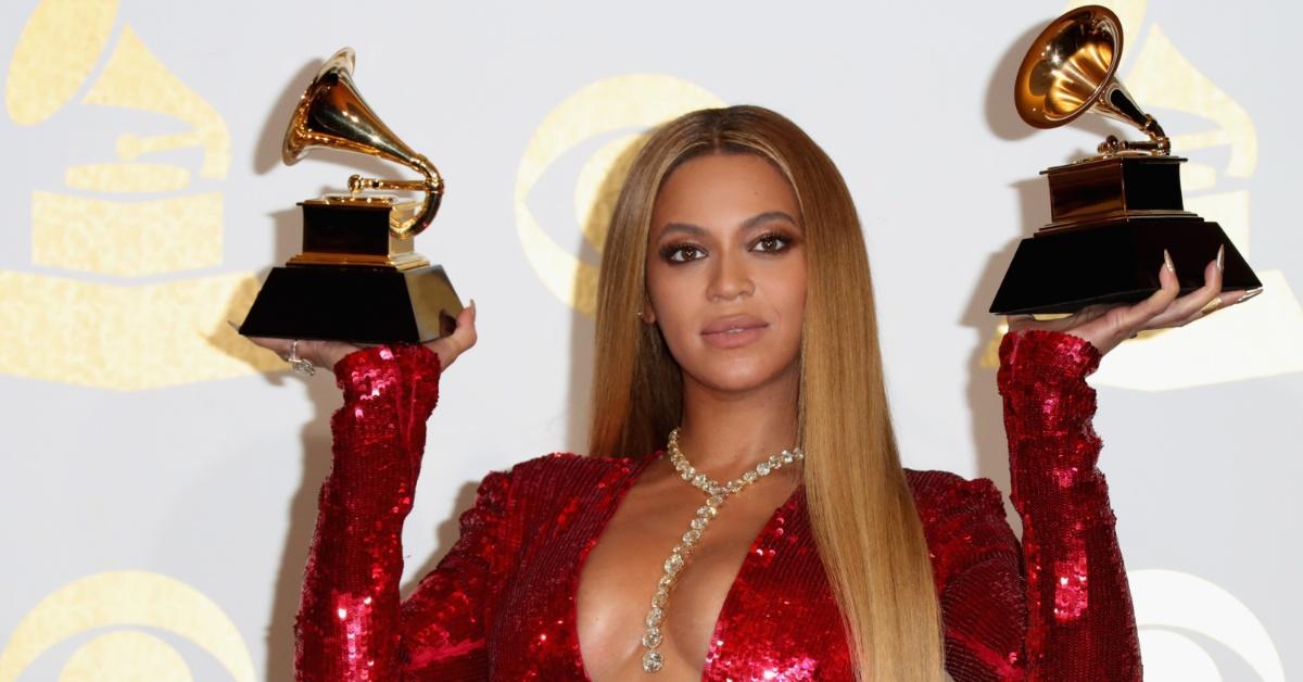 Beyoncé hält zwei Grammy-Preise hoch