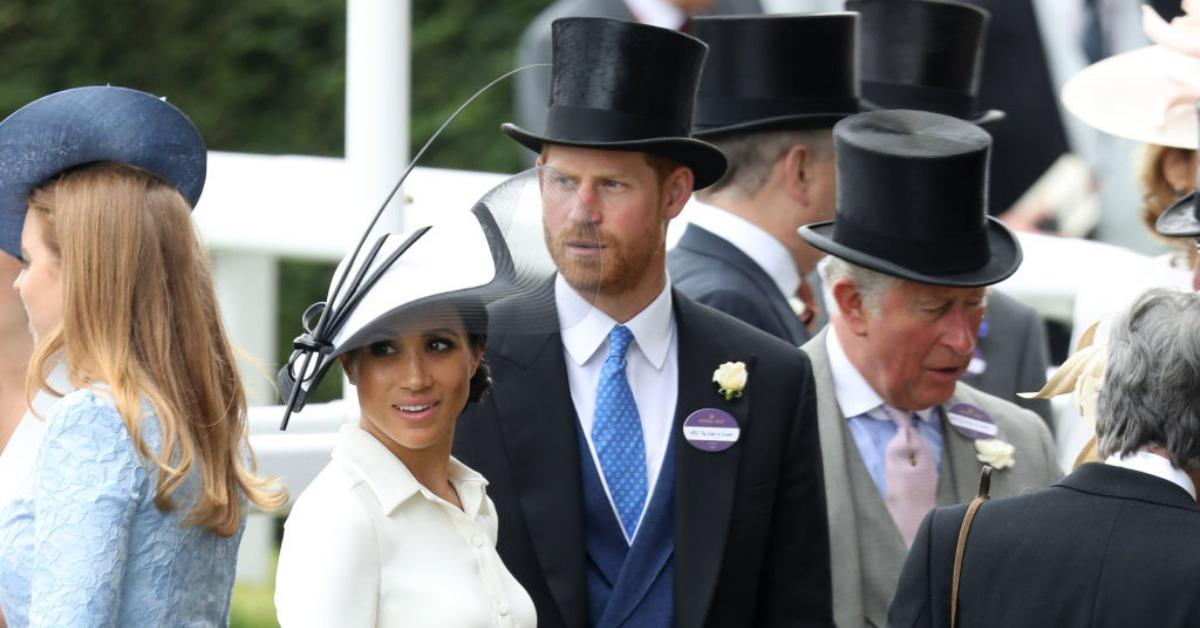 梅根、哈里王子和查尔斯国王于 2018 年 6 月 19 日在英国阿斯科特的阿斯科特赛马场参加皇家阿斯科特赛马会第 1 天
