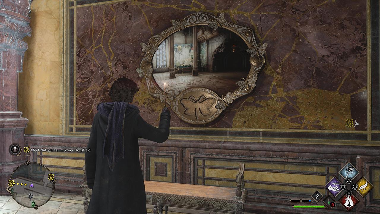'호그와트 유산' 플레이어가 Lumos를 사용하여 나방 거울에 비젼을 보여줍니다.