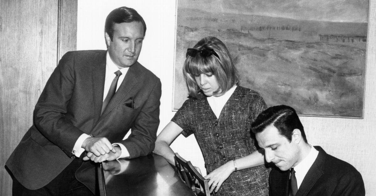 Don Kirshner è al pianoforte con Cynthia Weil e Barry Mann nel 1962
