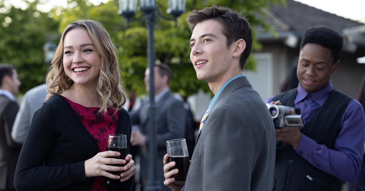 'Cruel Summer' Stagione 2 Megan (Sadie Stanley) e Luke (Griffin Gluck) conversano a una festa.