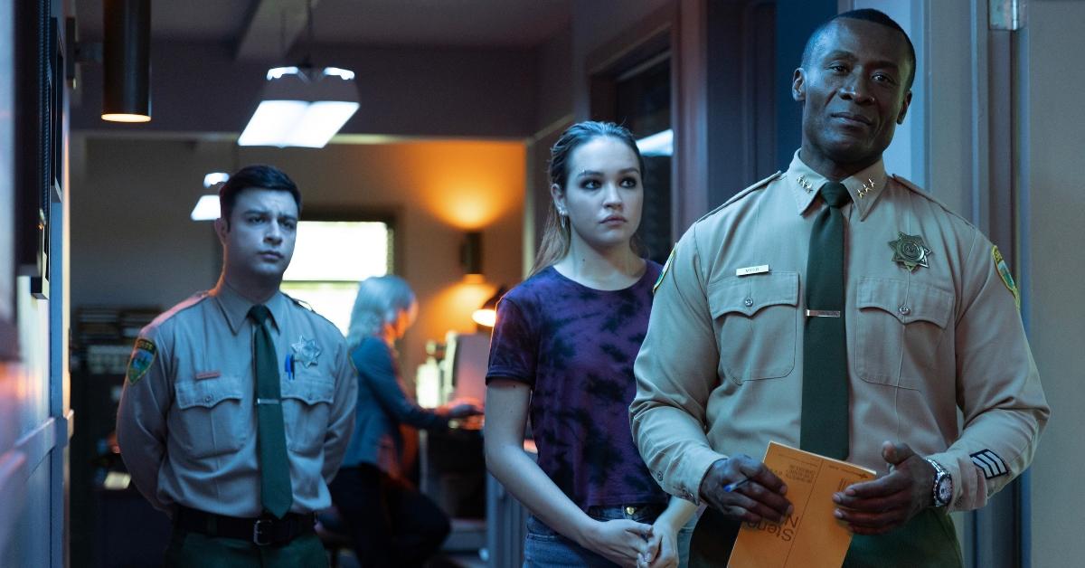 'Cruel Summer' Stagione 2: Megan (Sadie Stanley) alla stazione di polizia con lo sceriffo Myer (Sean Blakemore).