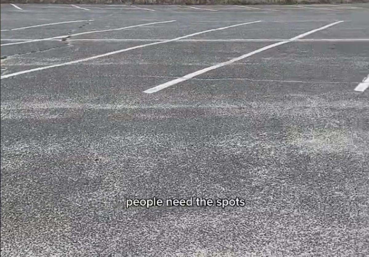 Un uomo si lamenta di una persona che parcheggia in un parcheggio vuoto
