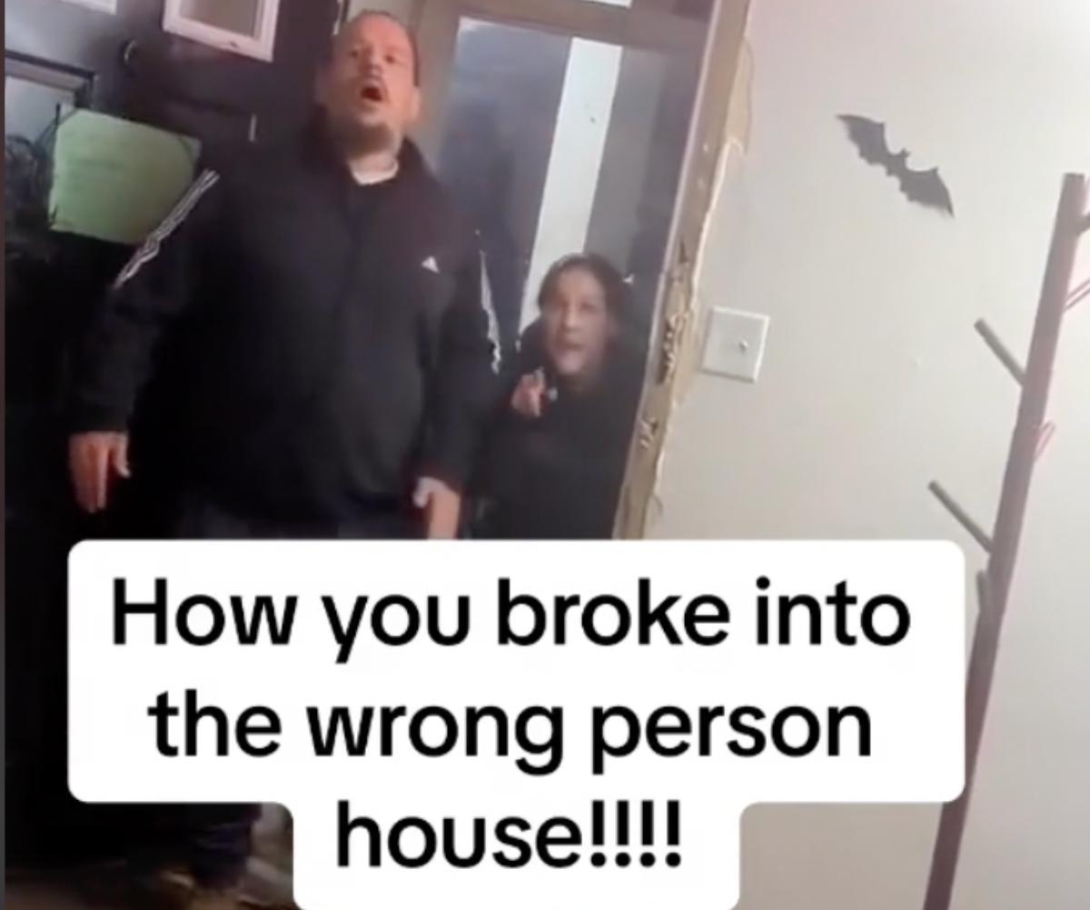 Ett par pratar med boende efter att ha brutit in i deras hem